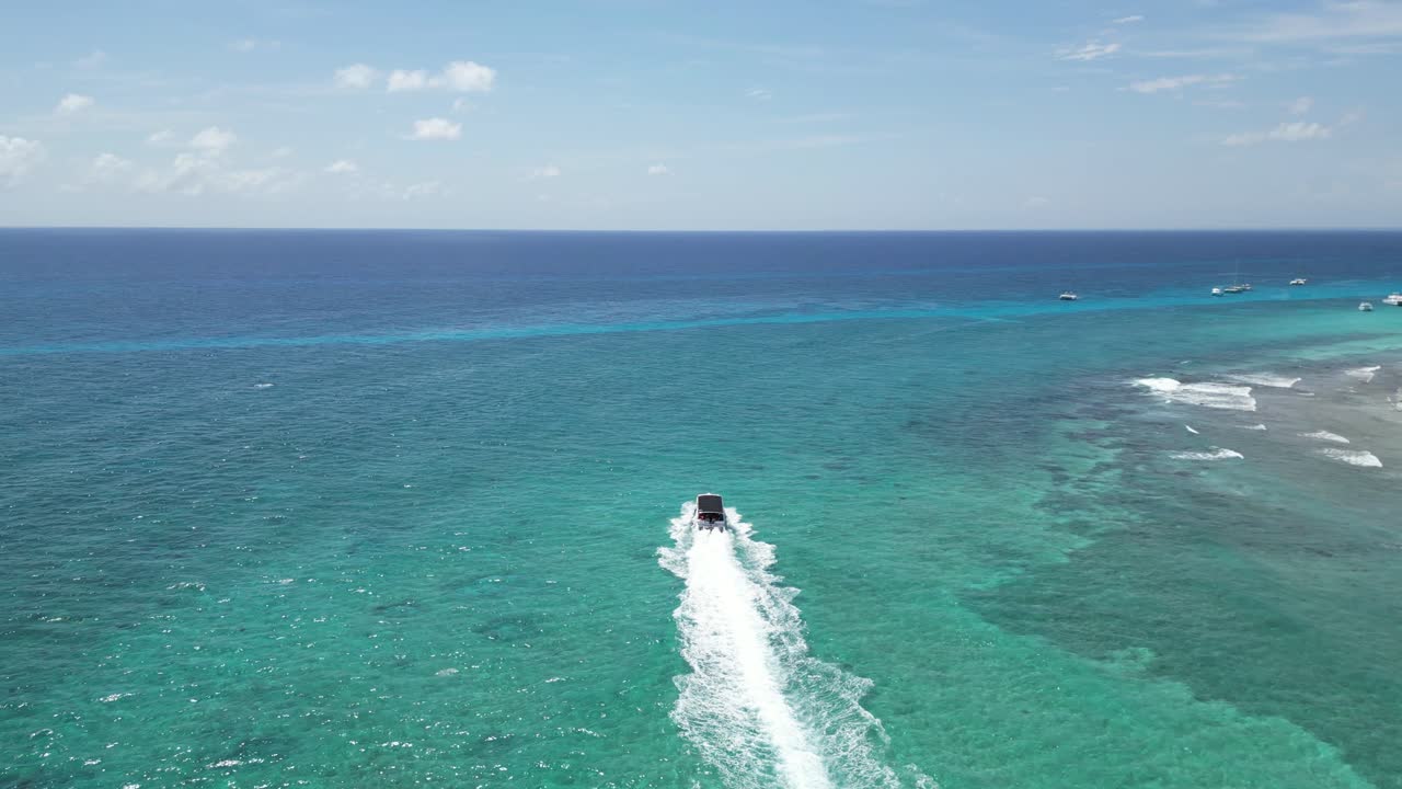 도미니카 공화국 의 사오나 섬 해안 근처 에 있는 스피드 보트 의 공중 추적 촬영