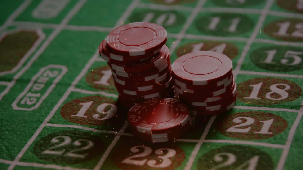 animación de confeti blanco sobre fichas de póquer que caen en la pila en la mesa de juego