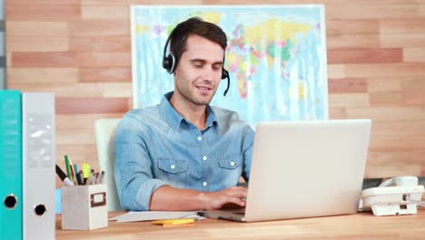 Gelegenheitsgeschäftsmann-Benutzt-Laptop-Und-Unterhält-Sich-Mit-Headset
