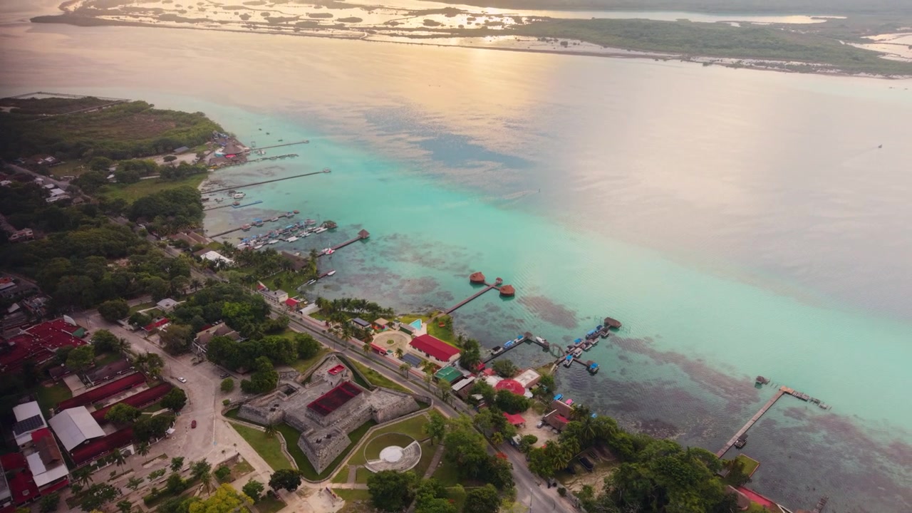 Lumière matinale sur les eaux cristallines de Bacalar, Mexique
