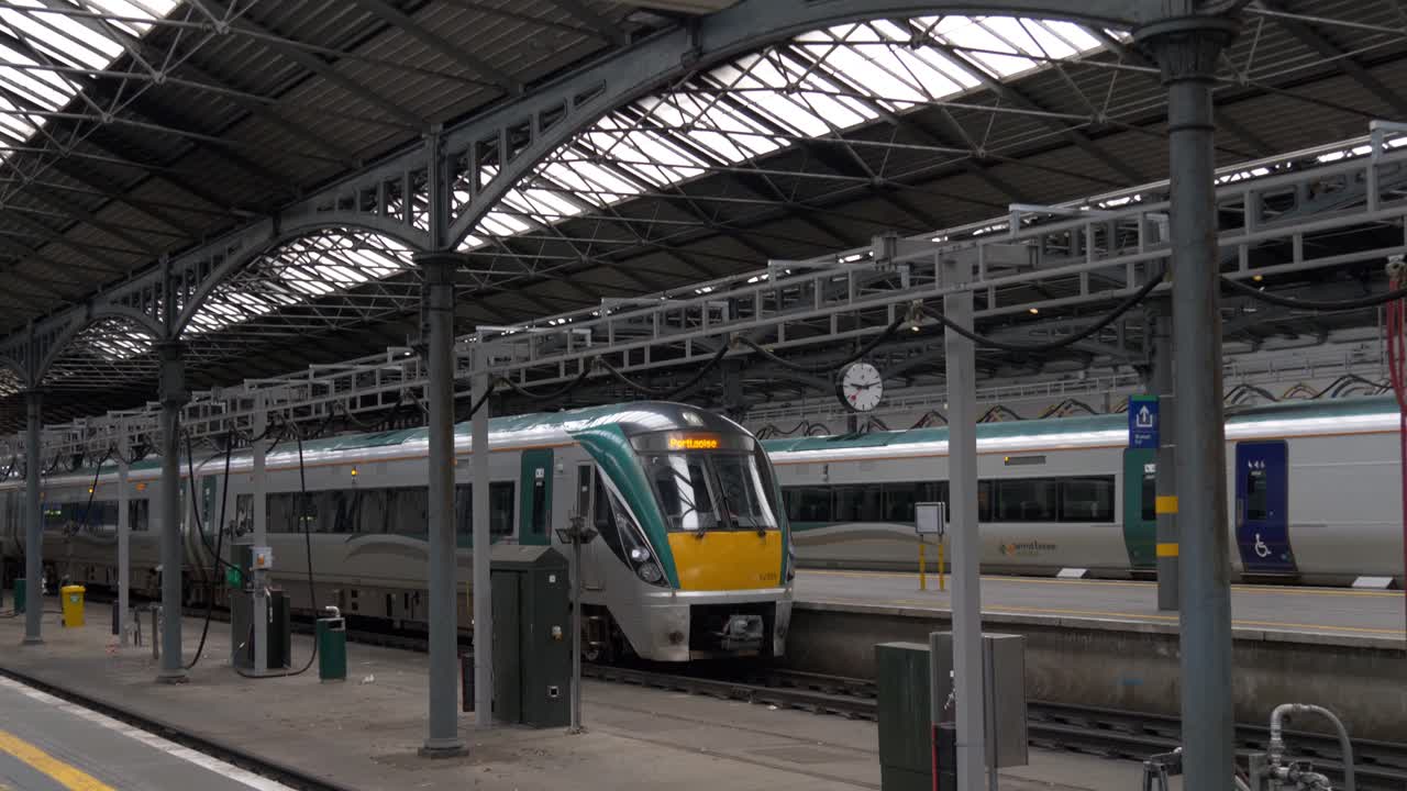 señales de prohibido fumar en el interior de la estación de tren de heuston en dublín, irlanda