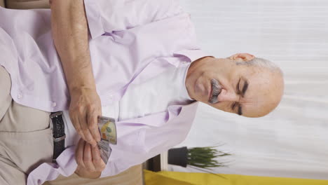 vídeo vertical de un tipo consistente que ahorra dinero.