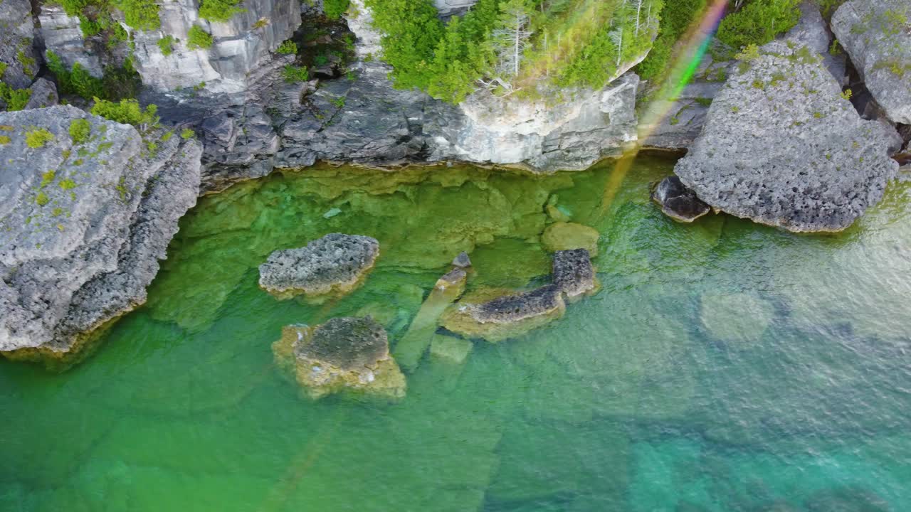 물 에 있는 바위 은 층이 리으로 인 절벽에서 어나오고, 빛은 물 속에서 춤을 춘다.