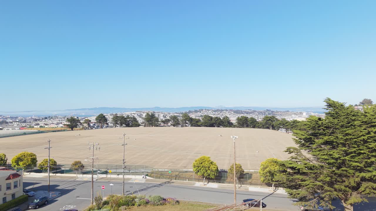 Vista aerea di Bernal Heights mostra la sua cima circolare e uno sfondo panoramico di grattacieli e acque della baia