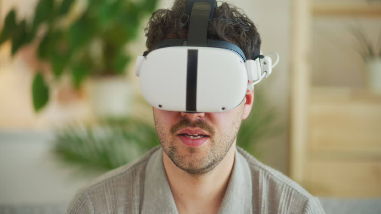 hombre con gafas de vr relojes documentos