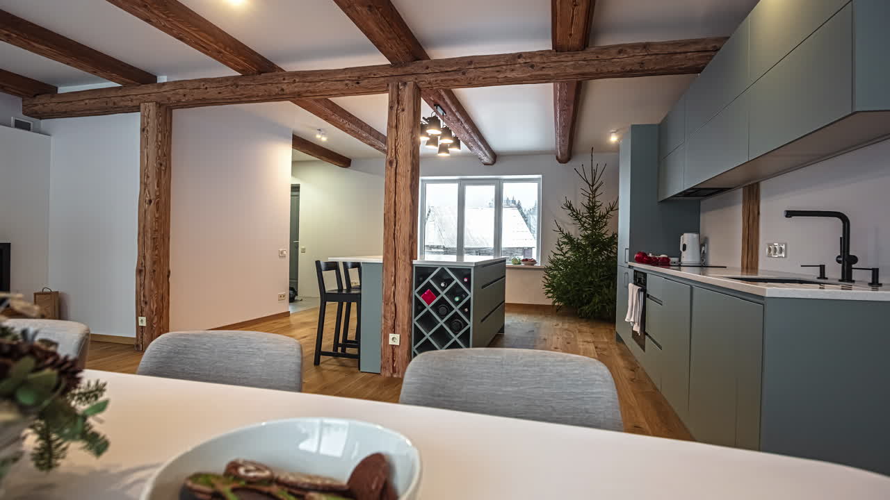 mirando desde el comedor a la cocina en una casa de campo de concepto abierto