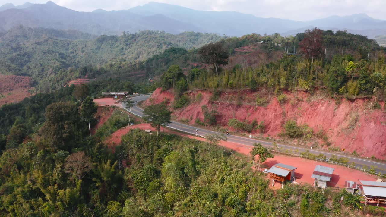 태국 북부 의 산 들 사이 에 있는 시골 고속도로 의 영화적 전망