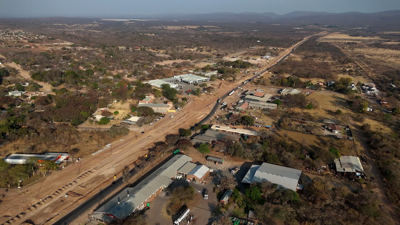 vaalwater의 작은 시골 마을에서 건설 중인 주요 도로의 공중 사진