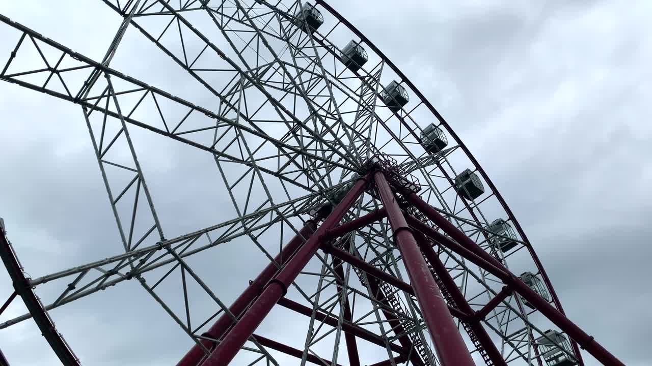 회색 구름이 가득한 하늘을 배경으로 큰 페리스  클로즈업