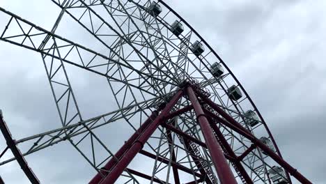 gran rueda de ferris en primer plano contra un cielo nublado gris