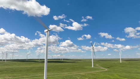 las turbinas eólicas giran en el parque de energía eólica