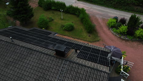 Vista-Aérea-Alrededor-De-Una-Casa-Ecológica-Con-Un-Techo-Lleno-De-Módulos-Fotovoltaicos-Reflectantes.