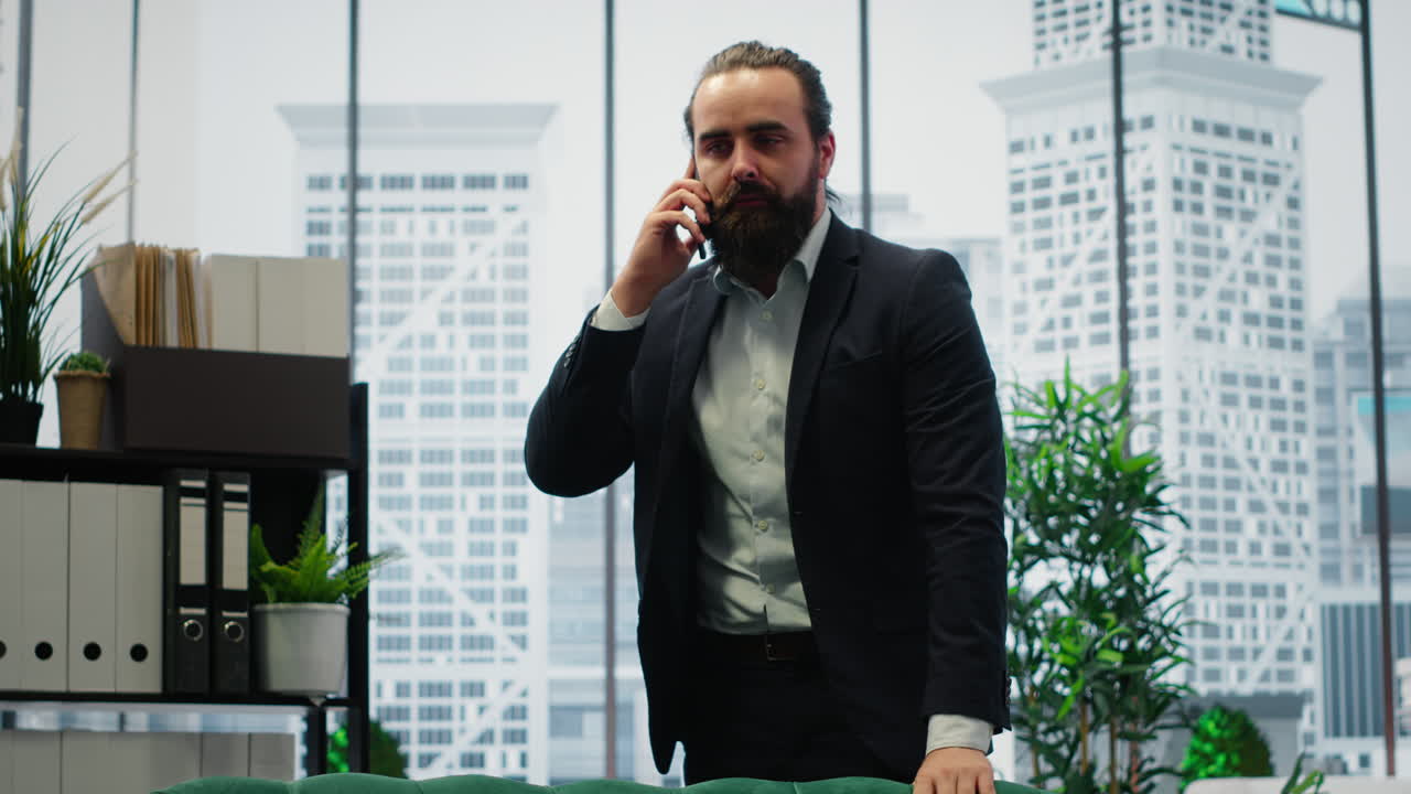 Vídeo Vertical CEO masculino conduz uma conversa com o conselho consultivo por telefone