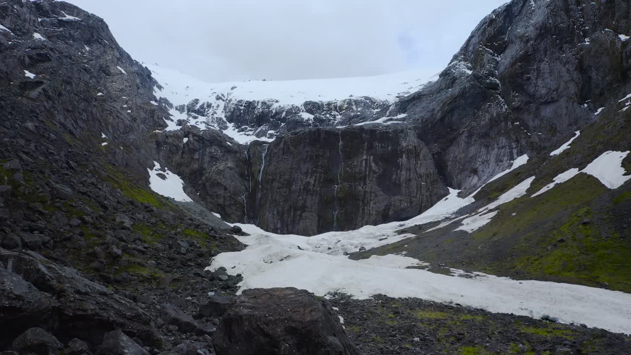 tranquilo dolly hacia adelante viendo el valle glacial y las montañas en fiordland, nueva zelanda, isla sur