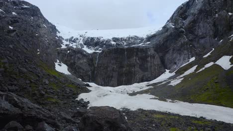 Dolly-Delantero-Pacífico-Que-Ve-El-Valle-Glacial-Y-Las-Montañas-En-Fiordland,-Nueva-Zelanda,-Isla-Del-Sur