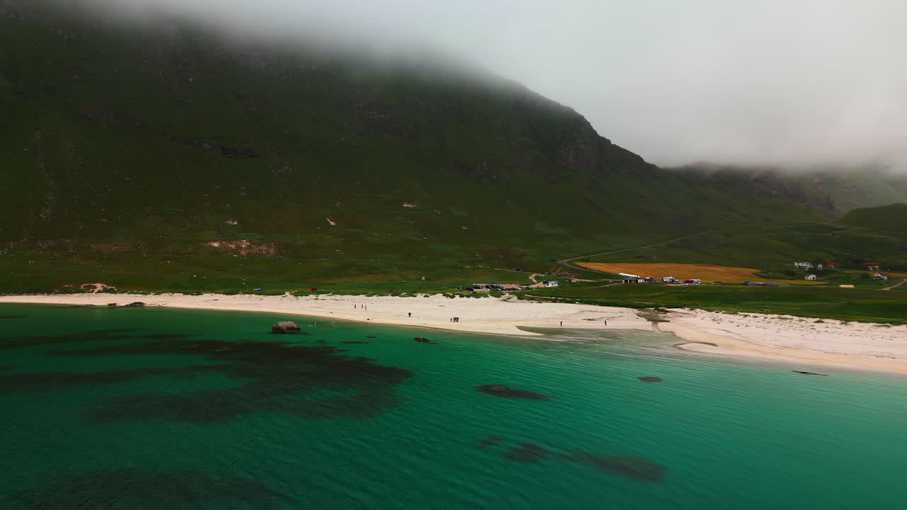 산 위 에 내려오는 안개 의 담요