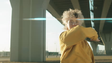 mujer joven bailando vogue al aire libre