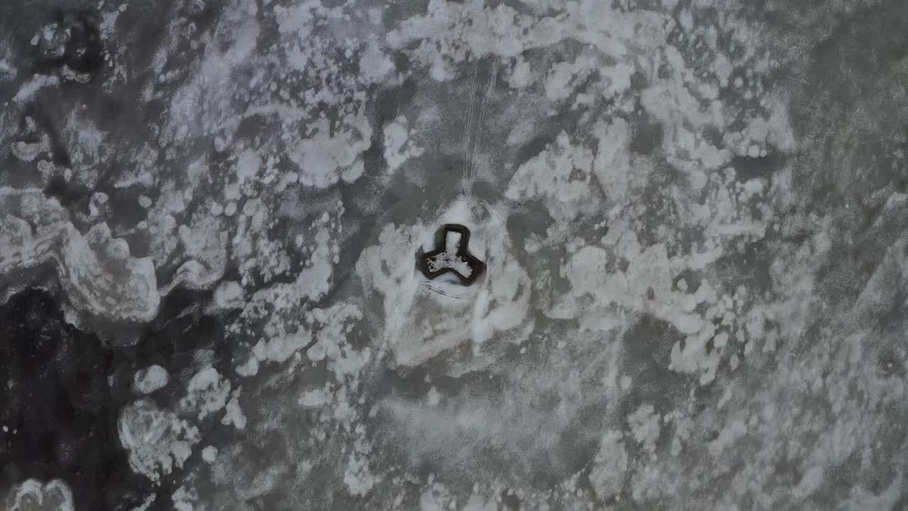 hielo en el lago congelado durante la temporada de invierno