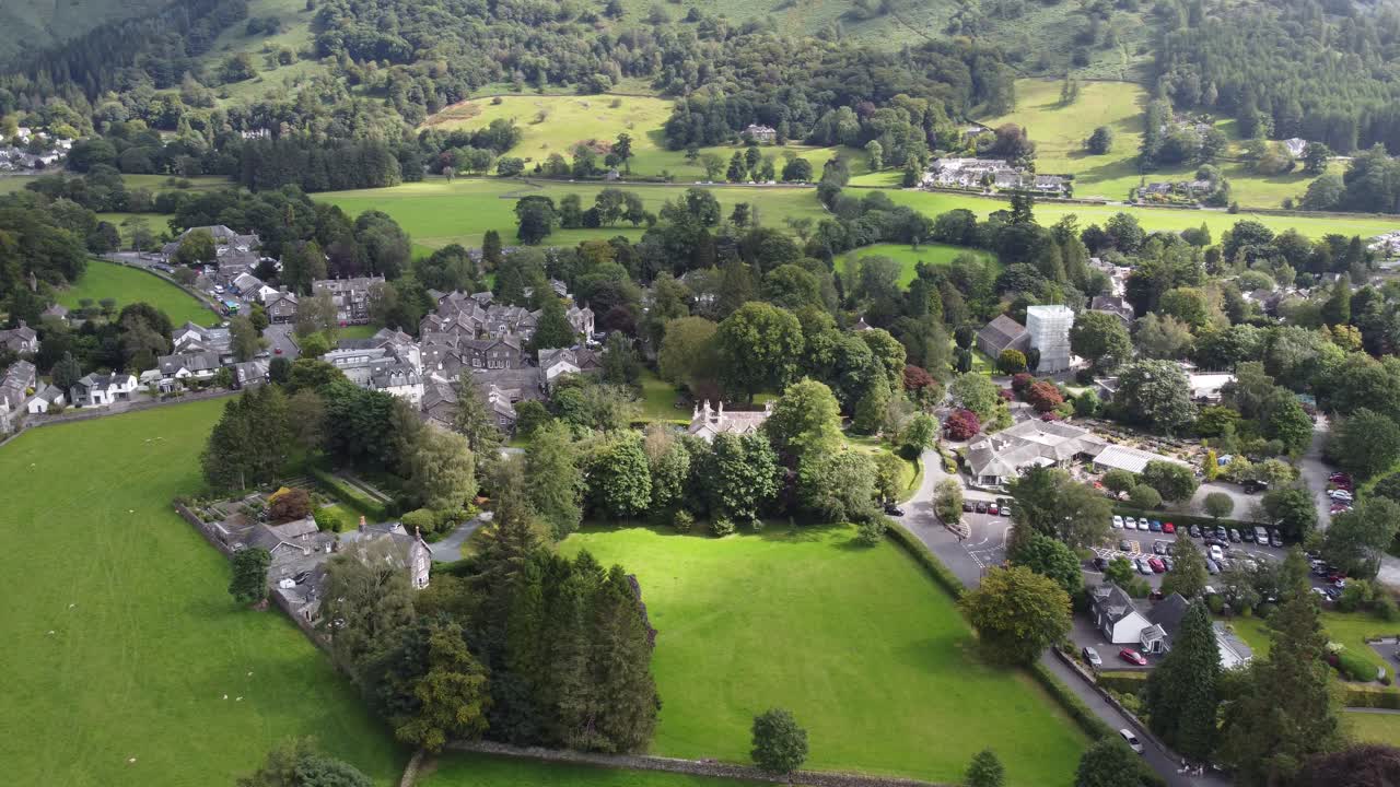 Kesäpäivä Grasmere Villagessa, Cumbriassa, Englannissa. Ilmakuvaa lintuperspektiivistä