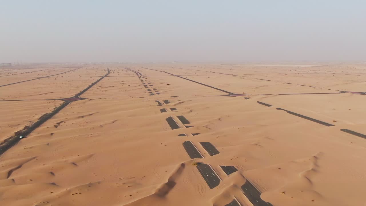 vista aérea de carreteras en un paisaje desértico