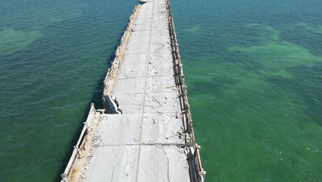 美國佛羅里達州的巴哈亞洪達鐵路橋 (bahia honda railroad bridge) 受到颱風破壞,