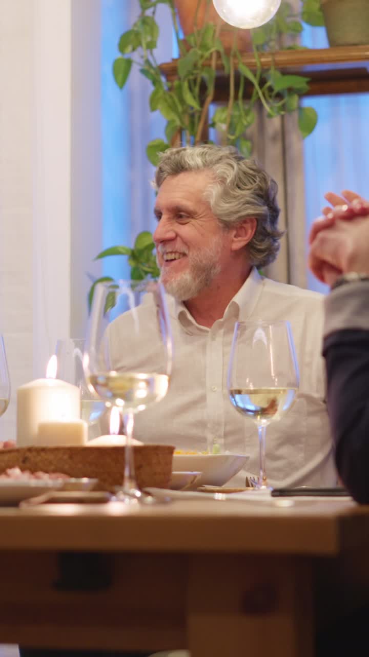 Coppia felice che si gode una cena e una conversazione a casa