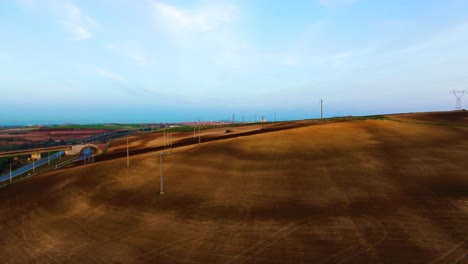 Toma-Aérea-De-Drones-De-Tierras-Agrícolas-Aradas-Al-Atardecer