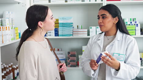 Farmacéutico-Servicial-Explicando-La-Medicación-A