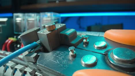 primer plano de los componentes del panel de control eléctrico