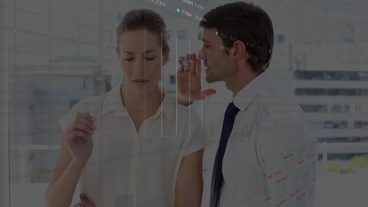 анимация обработки финансовых данных над различными деловыми людьми, работающими в офисе
