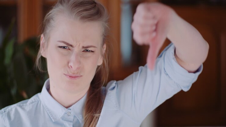 Donna triste che mostra un gesto di disapprovazione
