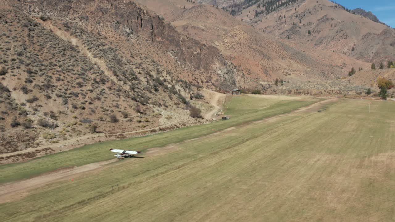 드론 장면은 외의 단일 엔진 비행기가 프랭크 처치의 강 위에서 멀리 떨어진 활주로에서 이륙하는 것을 추적합니다.
