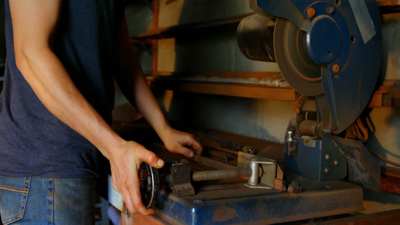 공장에서 기계를 사용하는 금속공 4k