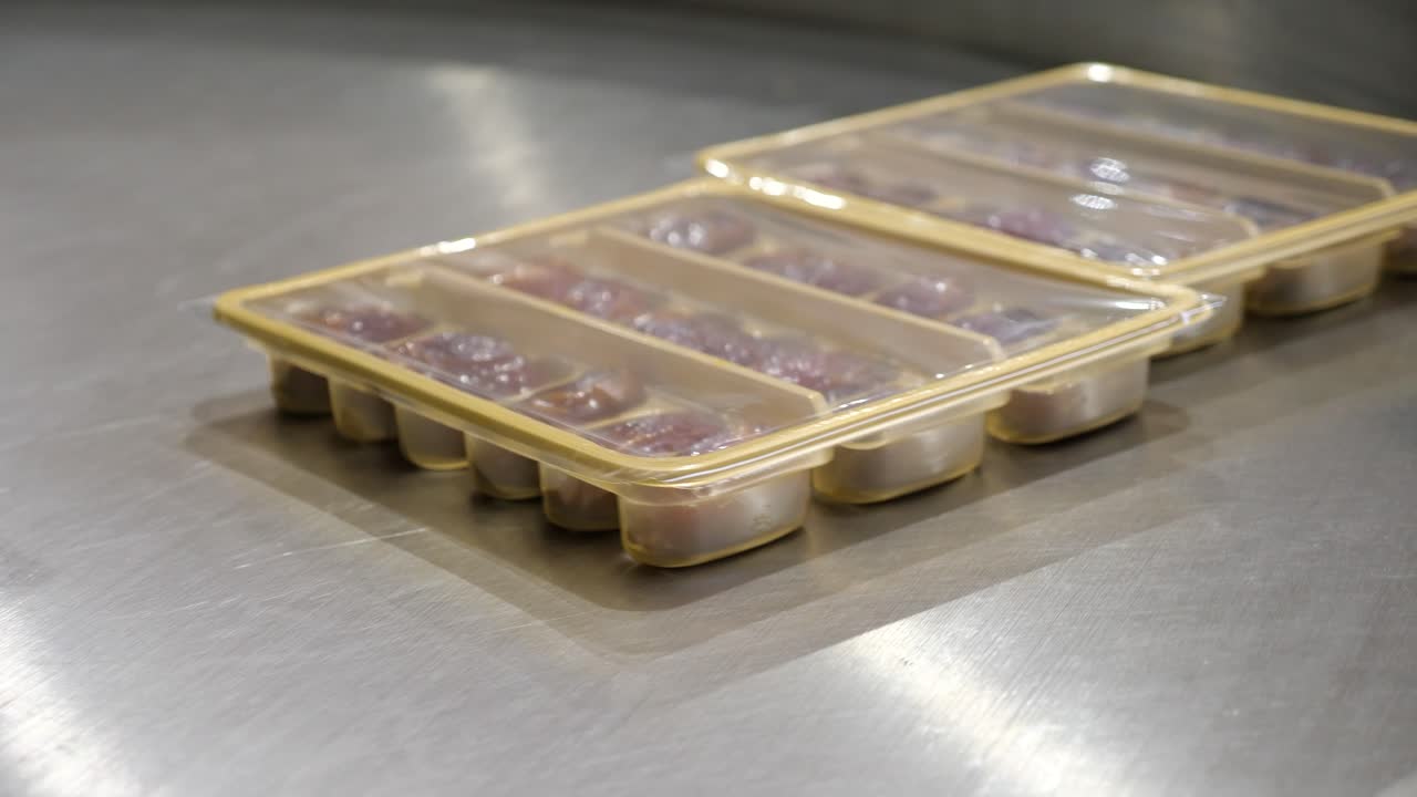 captura de seguimiento de paquetes de dátiles medjool de alta calidad en cinta transportadora