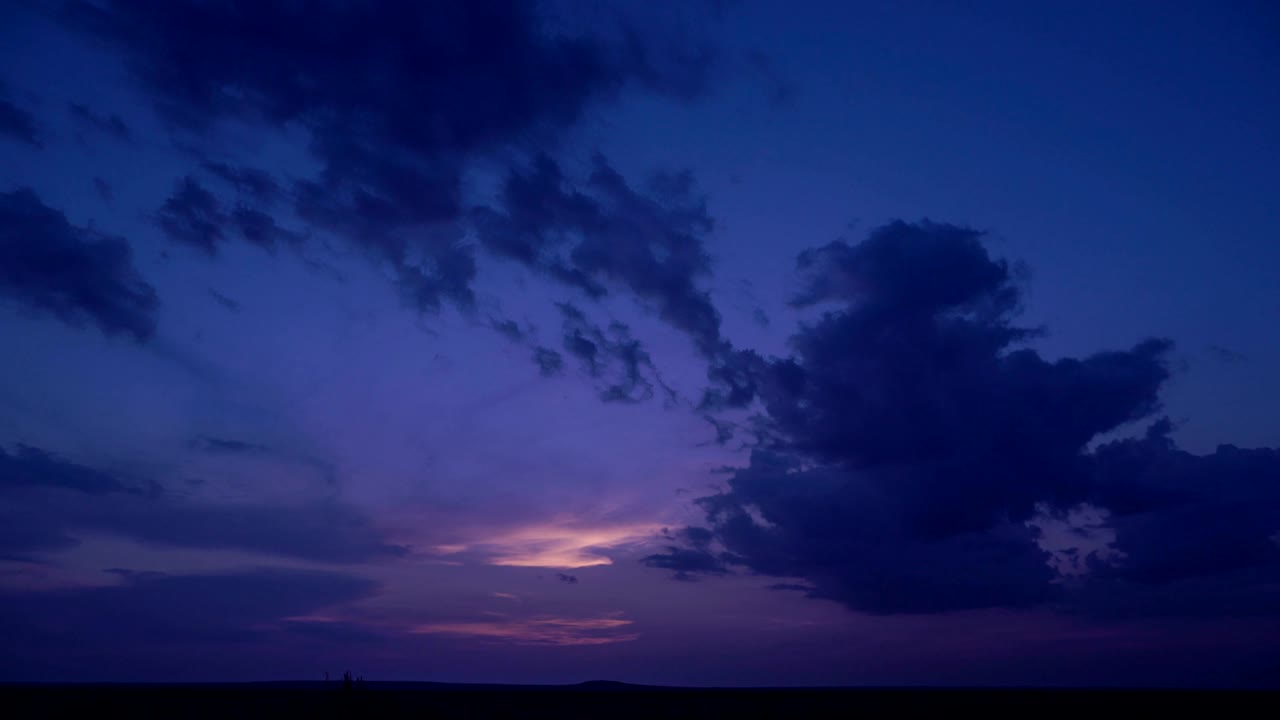 구름 속의 놀라운 은 해가 지는 모습.