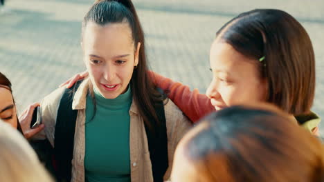 conversación, campus y mujeres estudiantes como amigas