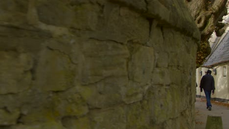 Tracking-Shot-of-People-Walking-Down-Scenic-Alleyway-In-Oxford