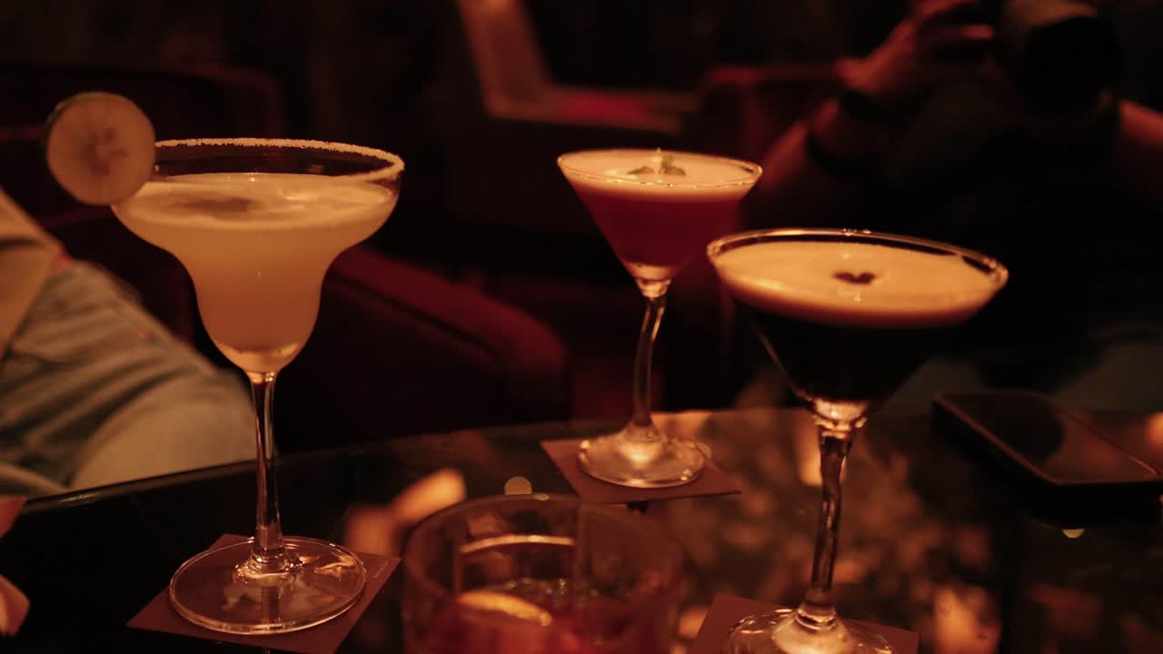 un ambiente accogliente con vari cocktail esposti