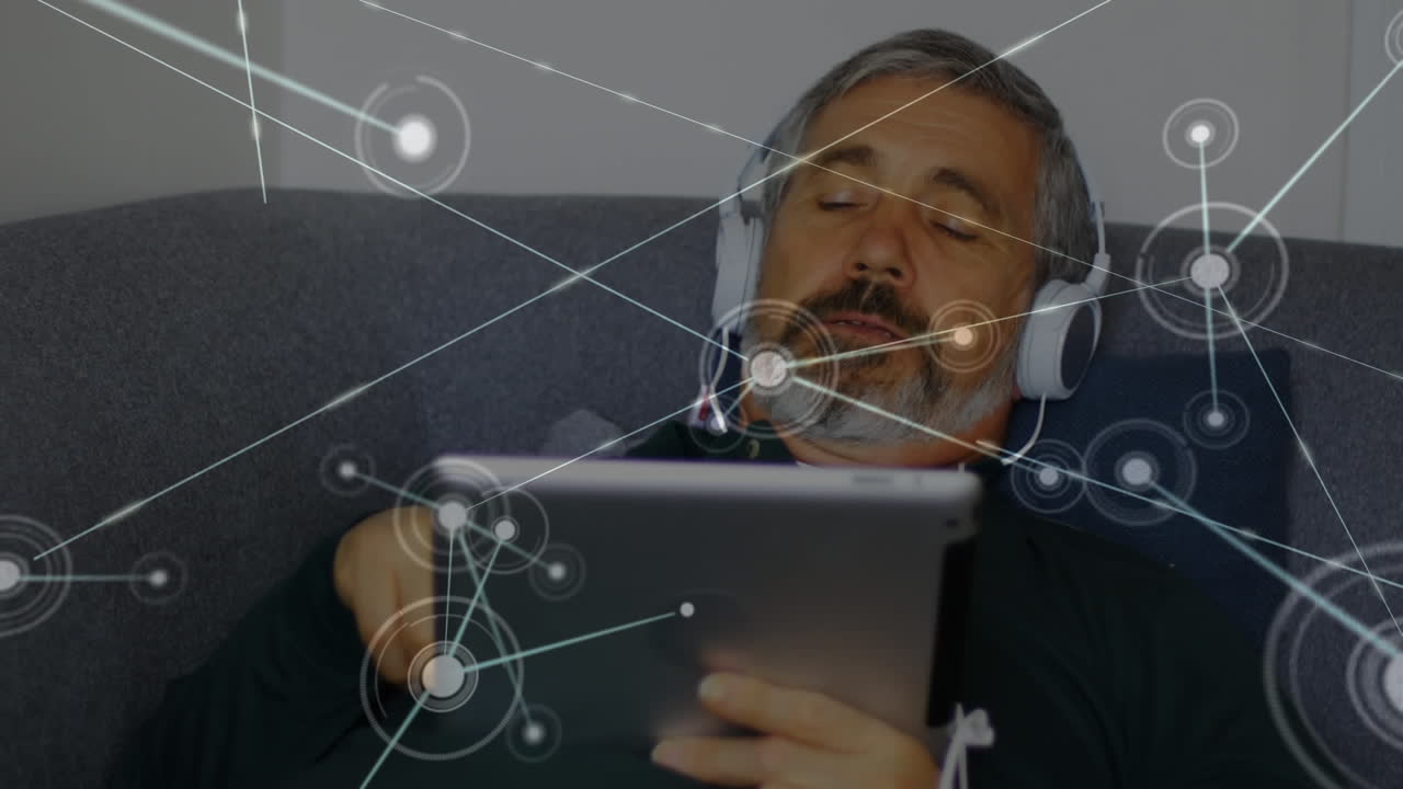 red de conexiones contra el hombre que usa auriculares usando tableta digital