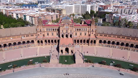 스페인 안달루시아 세비야의 역사적인 플라자 데 에스파나 (plaza de españa) 를 보여준다.