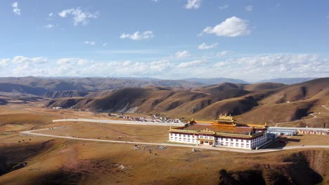 Edificio-Rojo-Real,-Blanco-Y-Dorado-En-Las-Praderas-Tibetanas-De-Tagong-De-Sichuan,-En-El-Oeste-De-China