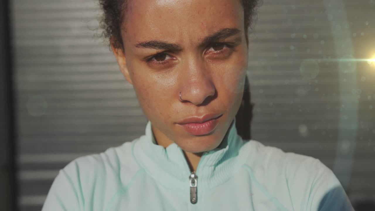 punto de luz contra el primer plano del retrato de una mujer afroamericana en forma