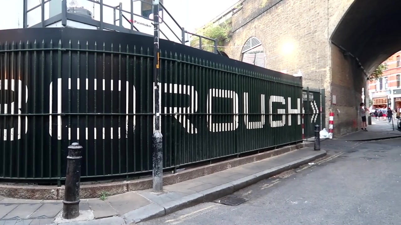 Panoramica dell'ingresso del Borough Market, Londra. Recinzione metallica verde
