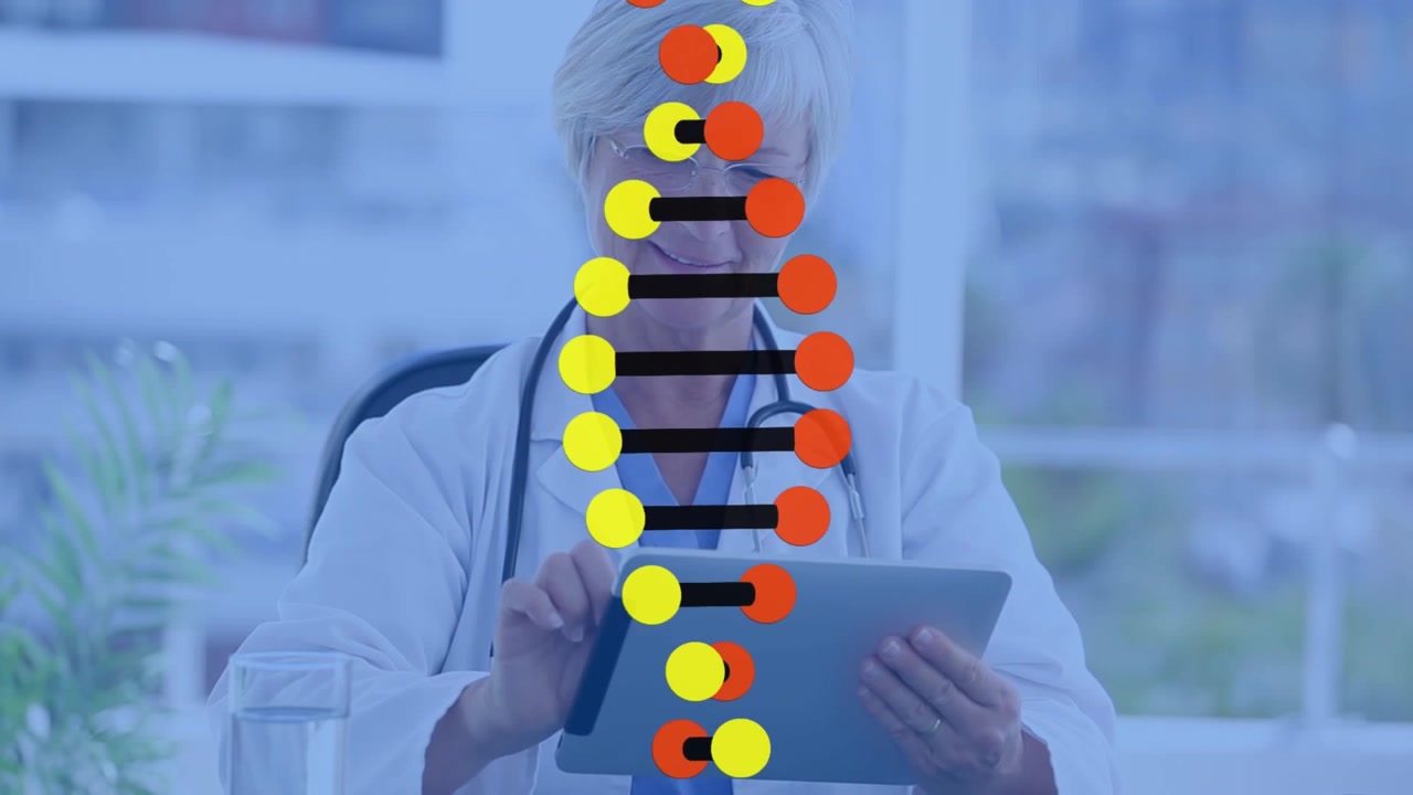 Animação de uma estrutura de DNA girando sobre uma médica caucasiana usando um tablet digital em um hospital.