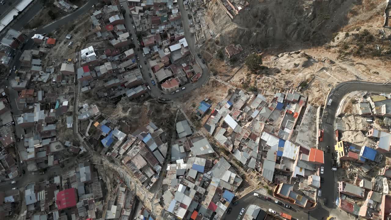 vista aérea superior de un gran barrio marginal en la ladera de la montaña de la paz, calles de bolivia, casas, tráfico de automóviles, ciudad capital de américa latina