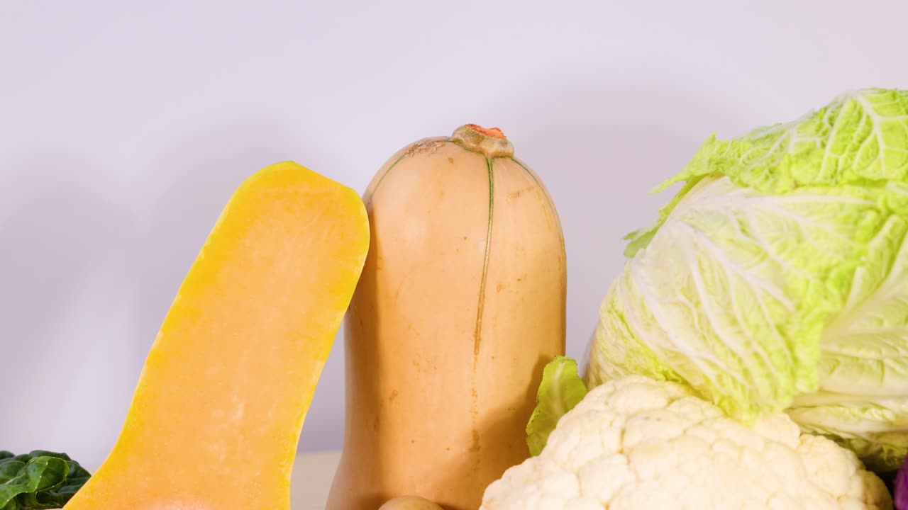 hortalizas variadas expuestas contra un telón de fondo blanco