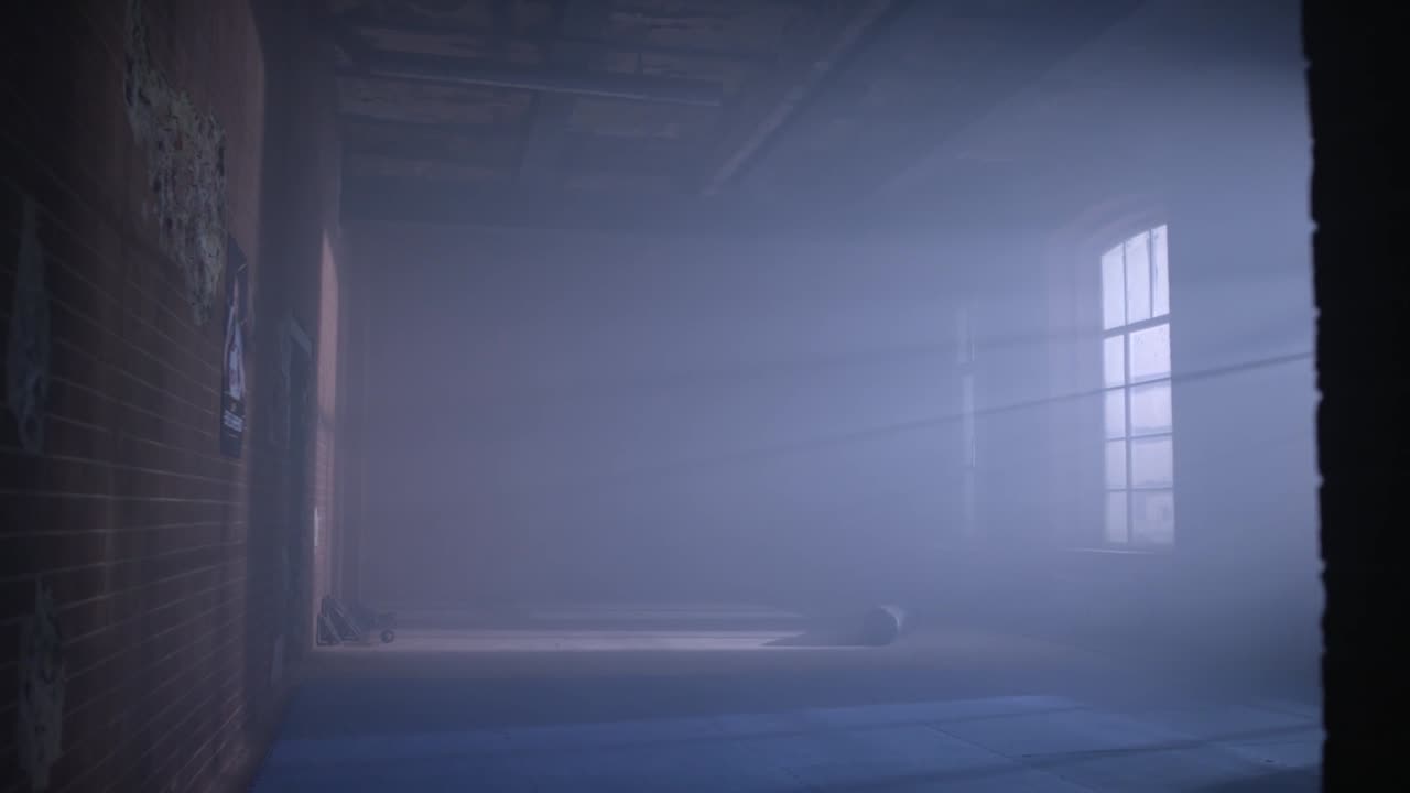 pasillo industrial vacío y brumoso