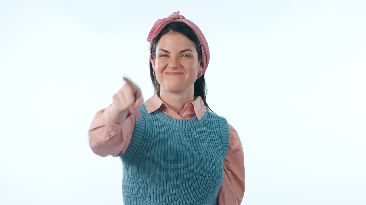 mujer feliz, manos de corazón y señalando por el amor