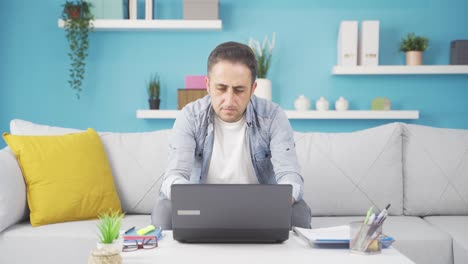 expresión negativa de un hombre usando una computadora portátil.