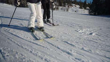 4k-Cámara-Lenta-Cerca-De-Esquís-En-La-Nieve-Yendo-A-Alta-Velocidad-Cuesta-Abajo-En-La-Pista-En-Un-Día-Soleado-En-Noruega